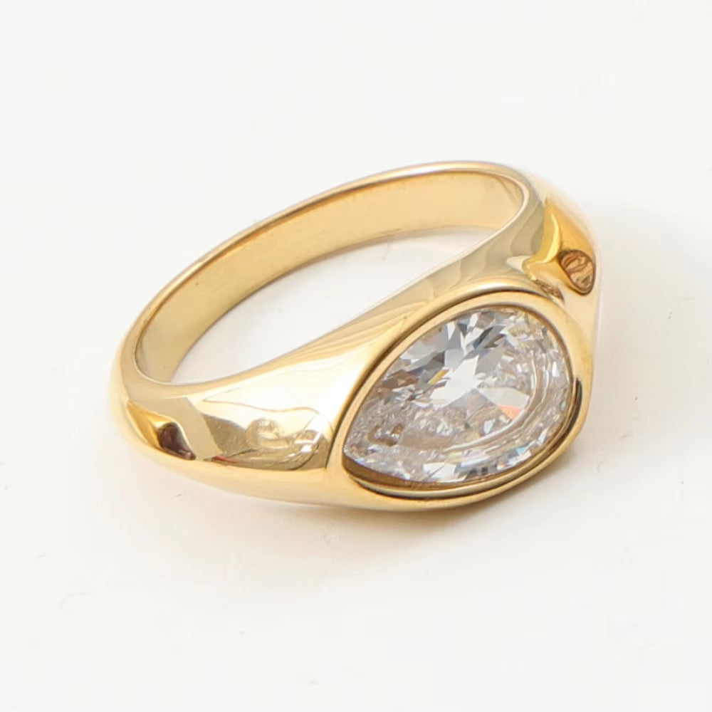 CORA Statement-Ring – goldener Ring mit klarem Zirkonia, vergoldeter Edelstahl