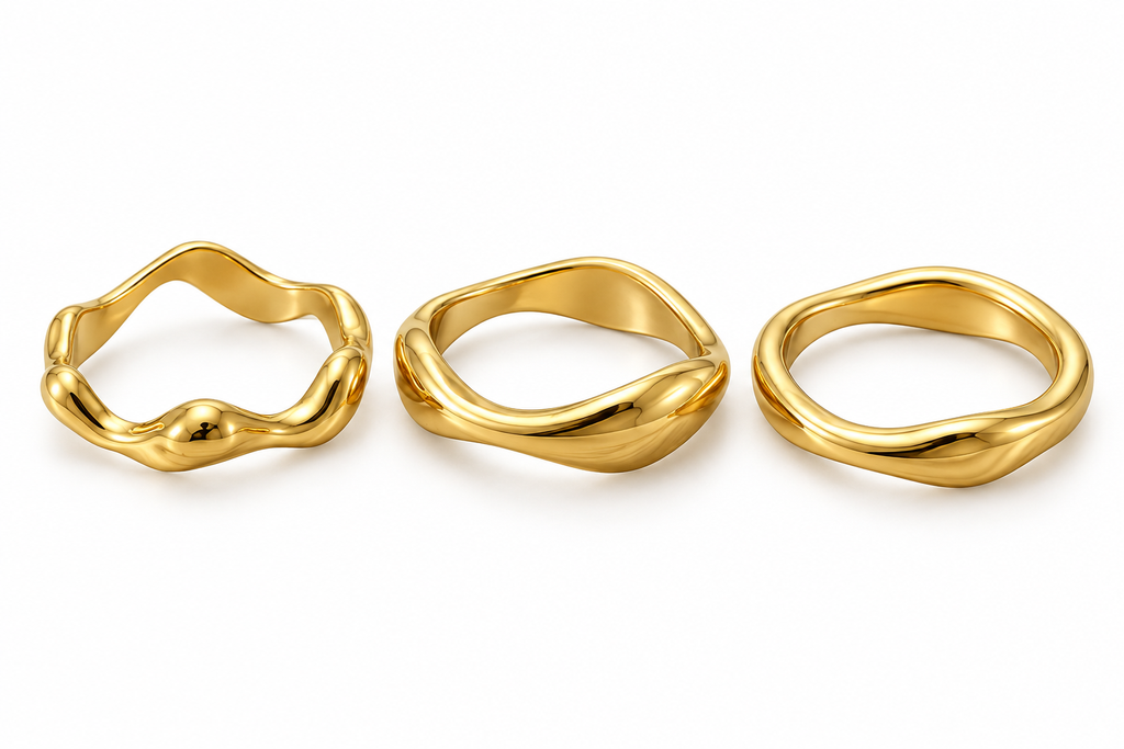 NUÉA Ring-Set – drei goldene Ringe in organischer, wellenförmiger Form, vergoldeter Edelstahl