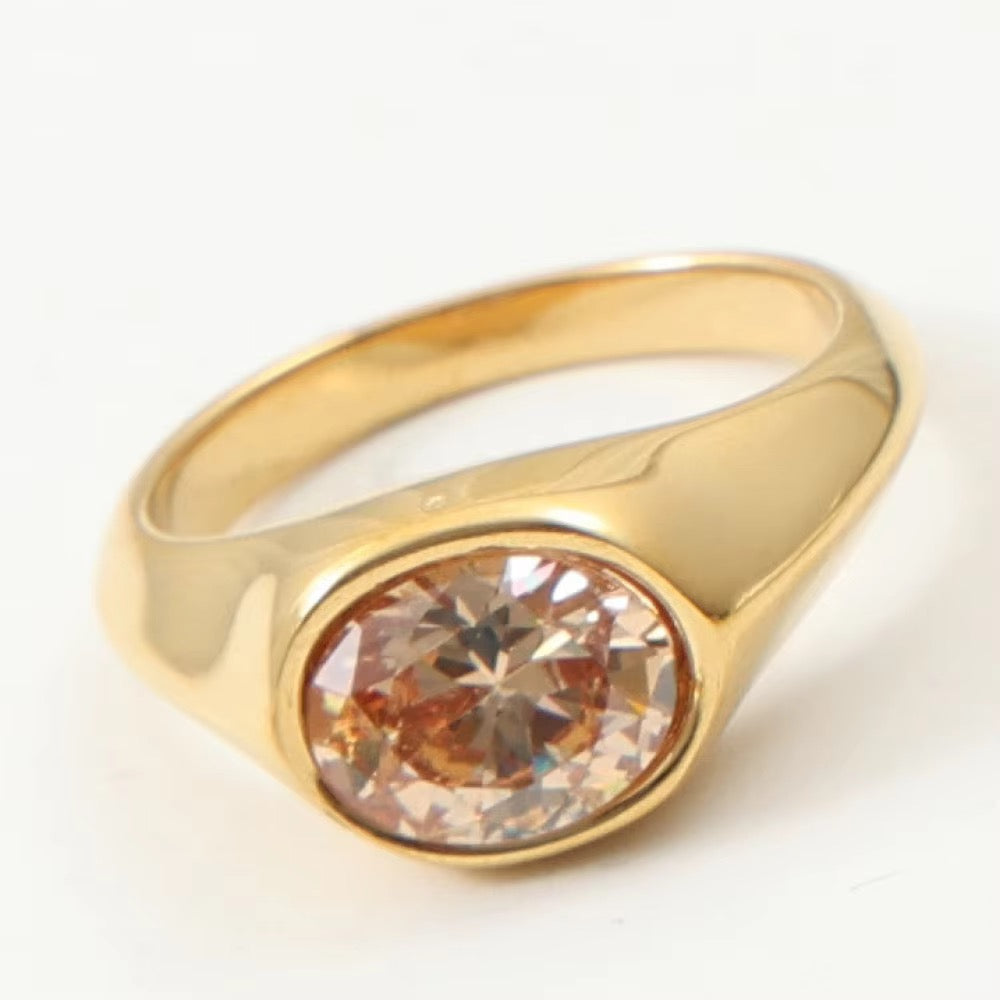 CORA Statement-Ring – goldener Ring mit champagnerfarbenem Zirkonia, vergoldeter Edelstahl