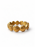 Goldfarbener Ring mit umlaufenden, fein strukturierten Muschelmotiven auf weißem Hintergrund.