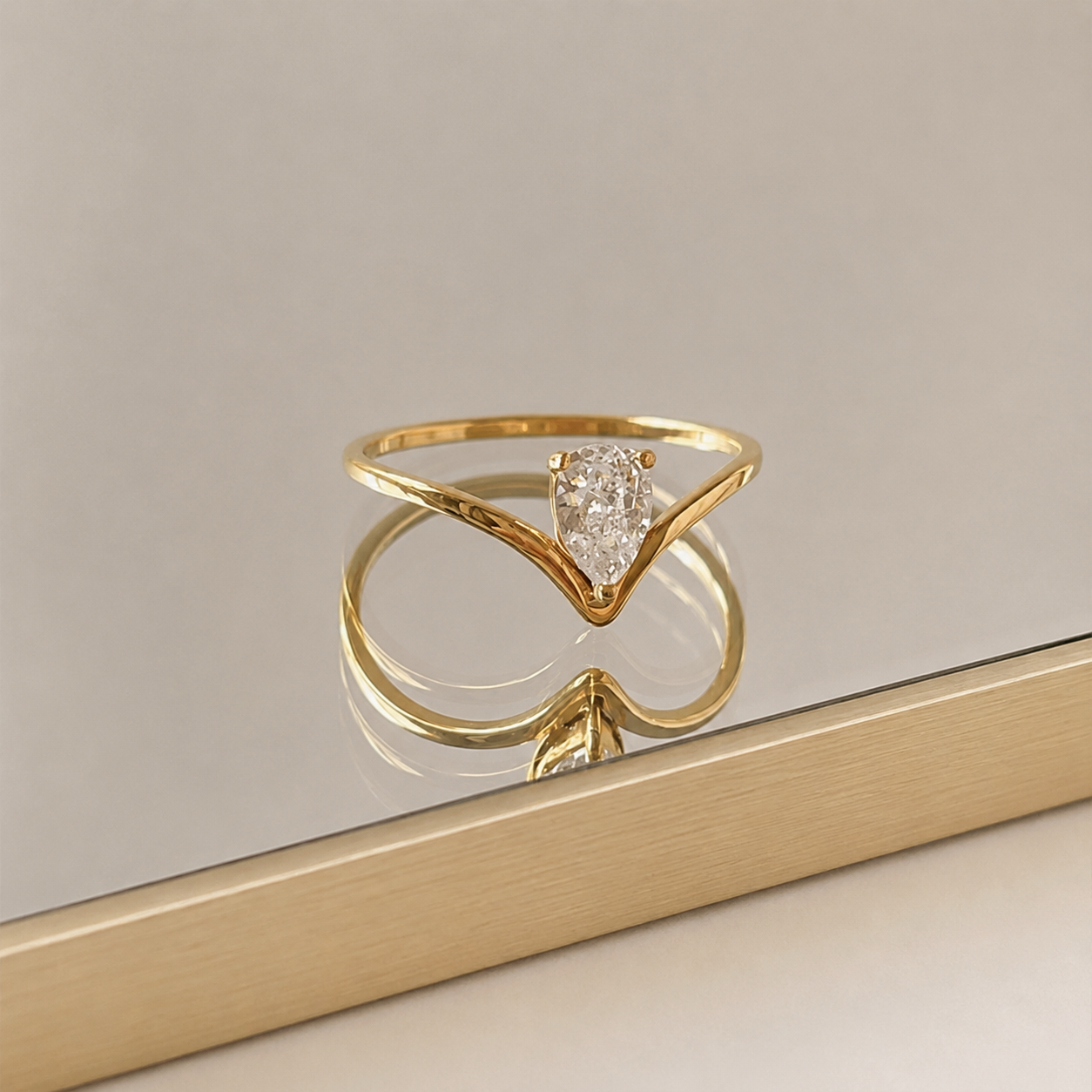 Vélia Ring getragen – moderner Goldring für Damen aus Edelstahl | JOURÉ