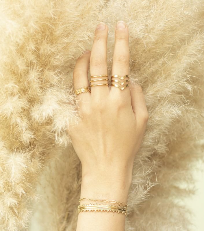 Goldfarbenes Kettengliederarmband am Handgelenk mit feiner Kette