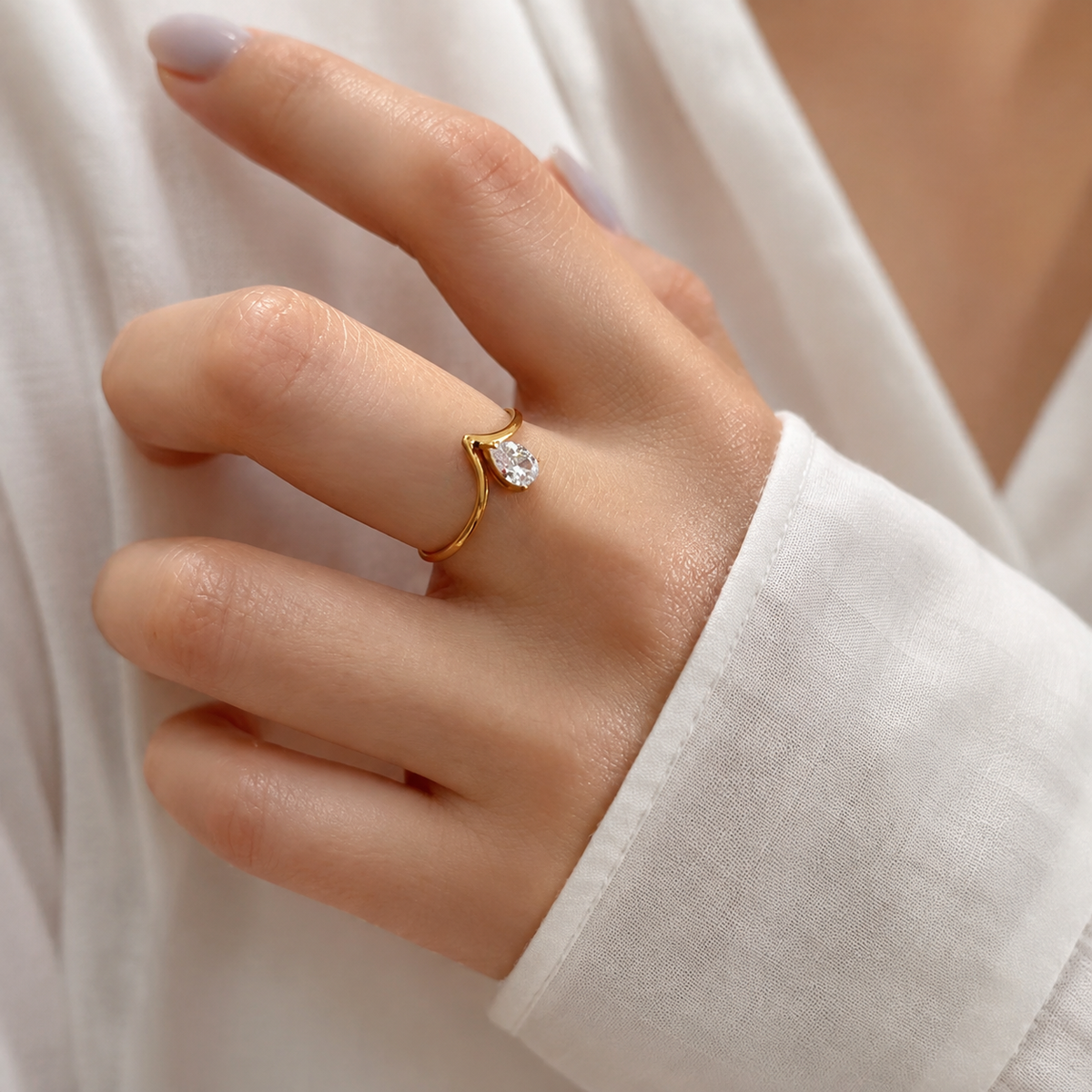 Vélia Ring Seitenansicht – hochwertiger Edelstahlring vergoldet | JOURÉ
