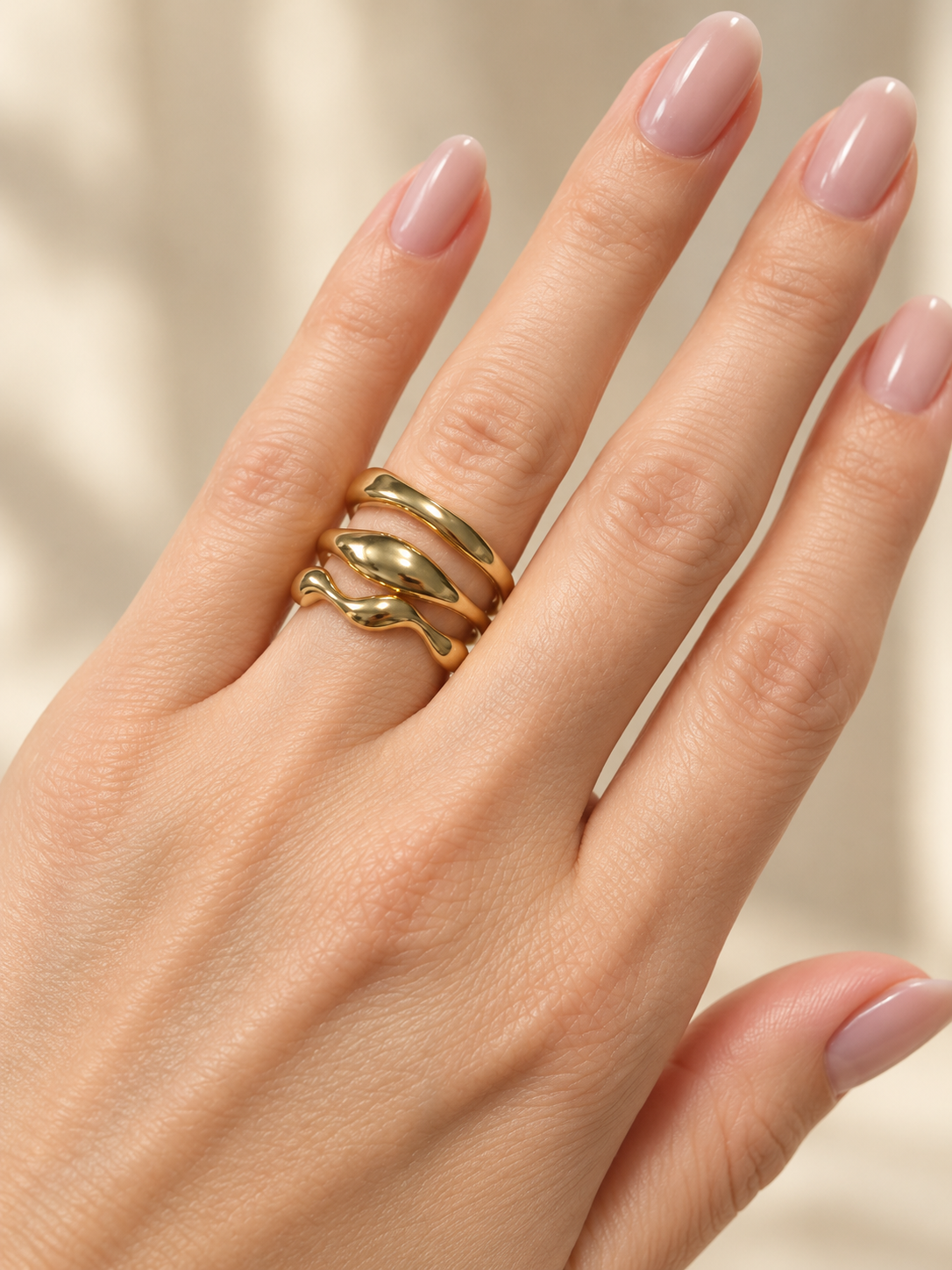 NUÉA Ring-Set getragen – drei gestapelte goldene Ringe am Finger, vergoldeter Edelstahl