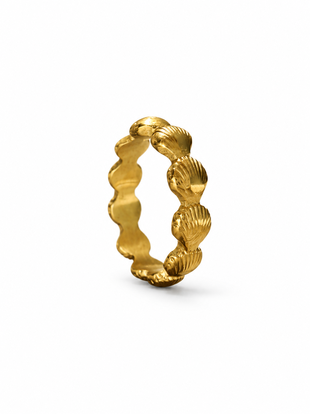 Goldfarbener Muschelring aufrecht stehend, mit reliefartigen Muscheln und glatter Innenseite