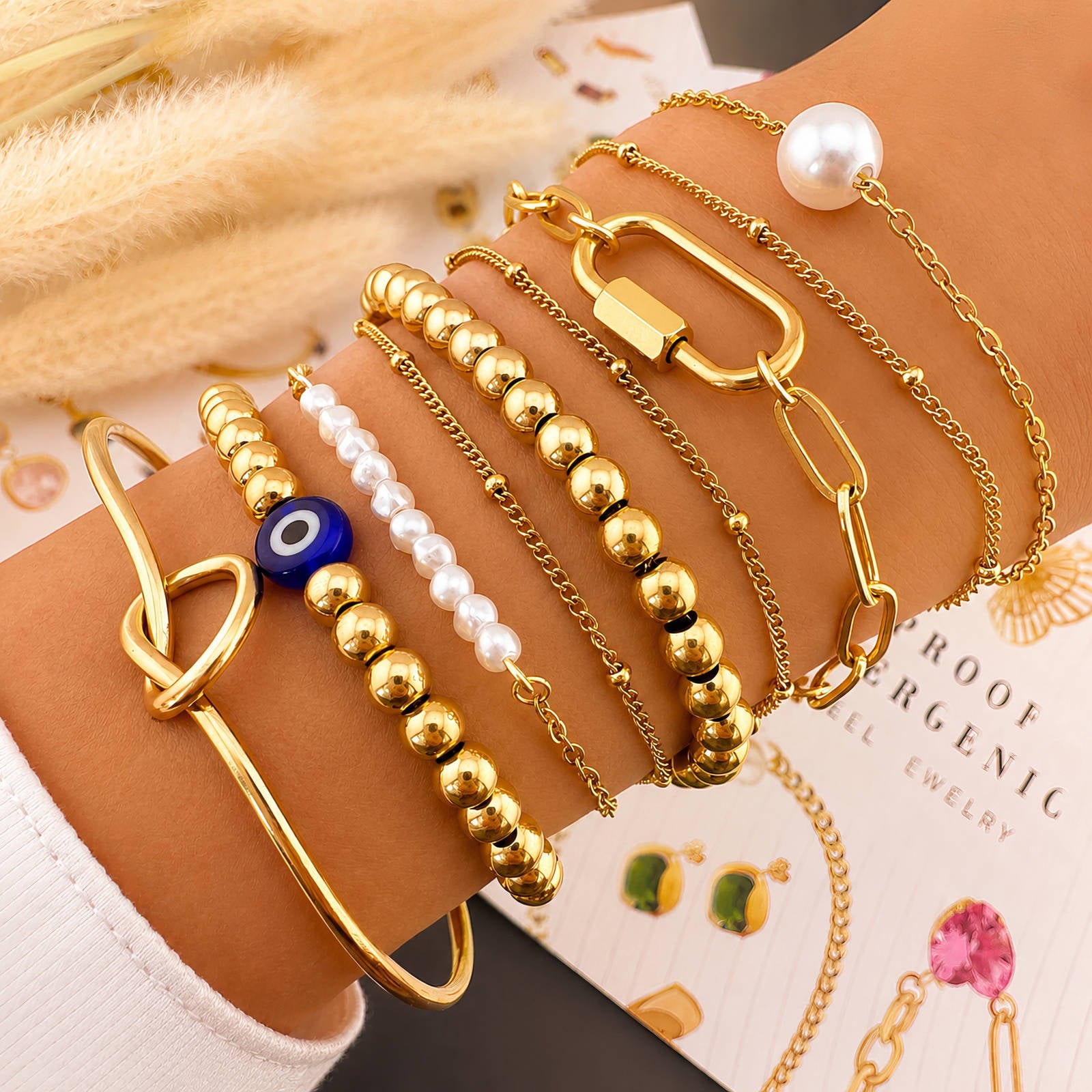 Armband-Set mit 18k vergoldetem Stahl: goldfarbene Ketten, Perlen und Hakenverschluss