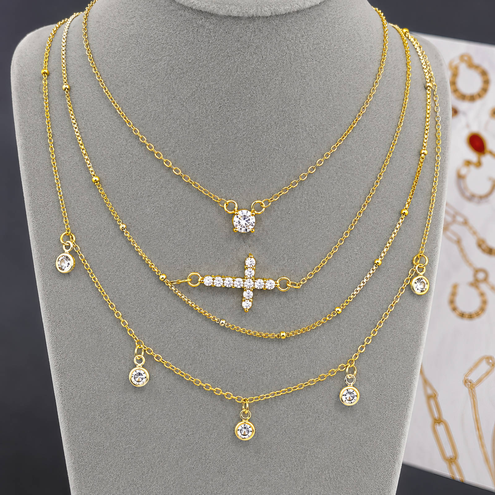 Goldfarbene Halskette mit drei Lagen; Kreuz- und Kreis-Strassanhänger, 18K vergoldeter Stahl