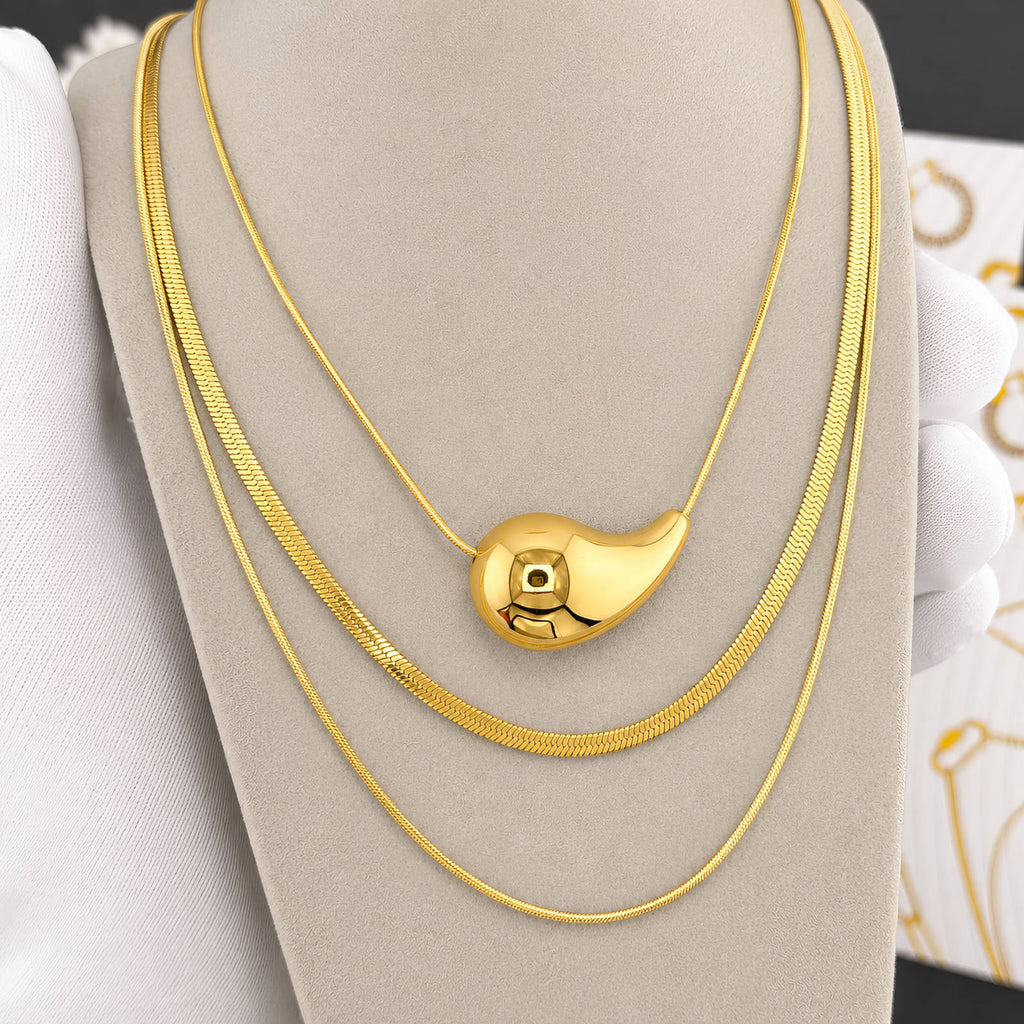AUREA DUO-Kette mit rundem Gold-Anhänger auf zwei Schlangenketten