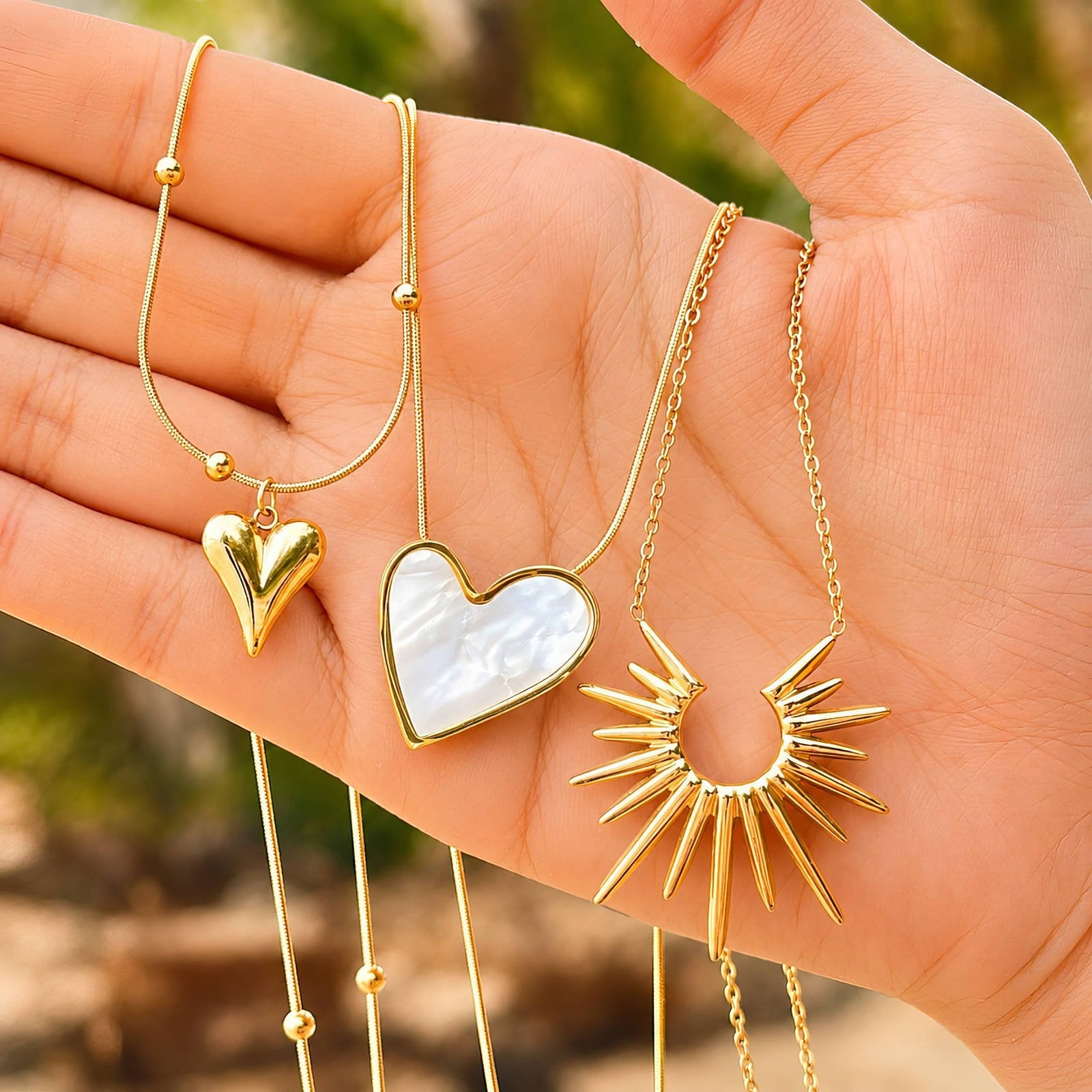 Goldfarbene Kette mit Herz-Anhänger und Sonnenstrahlen-Pendant