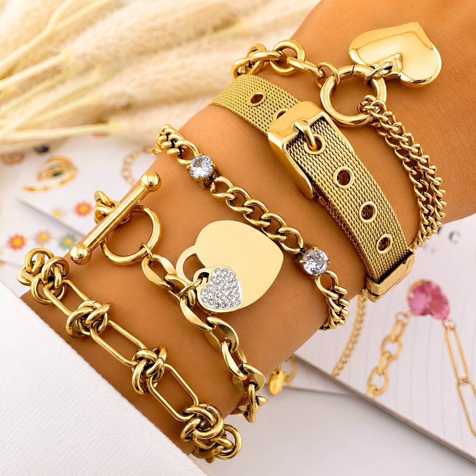 Goldfarbenes Mesh-Armband mit Schließe und Ösen, getragen am Handgelenk