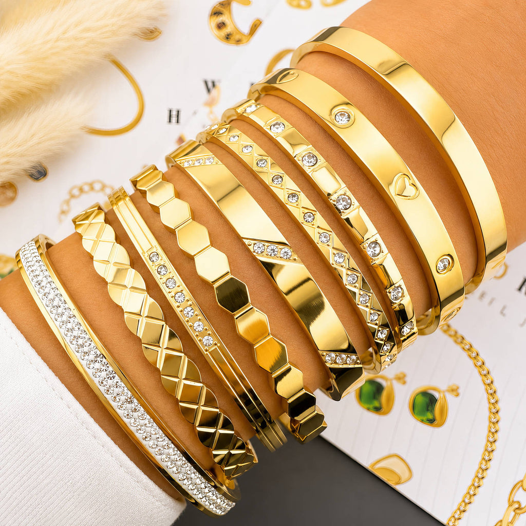 Mehrere LISSE Armreifen, goldfarben, mit Strass und glatten Segmenten