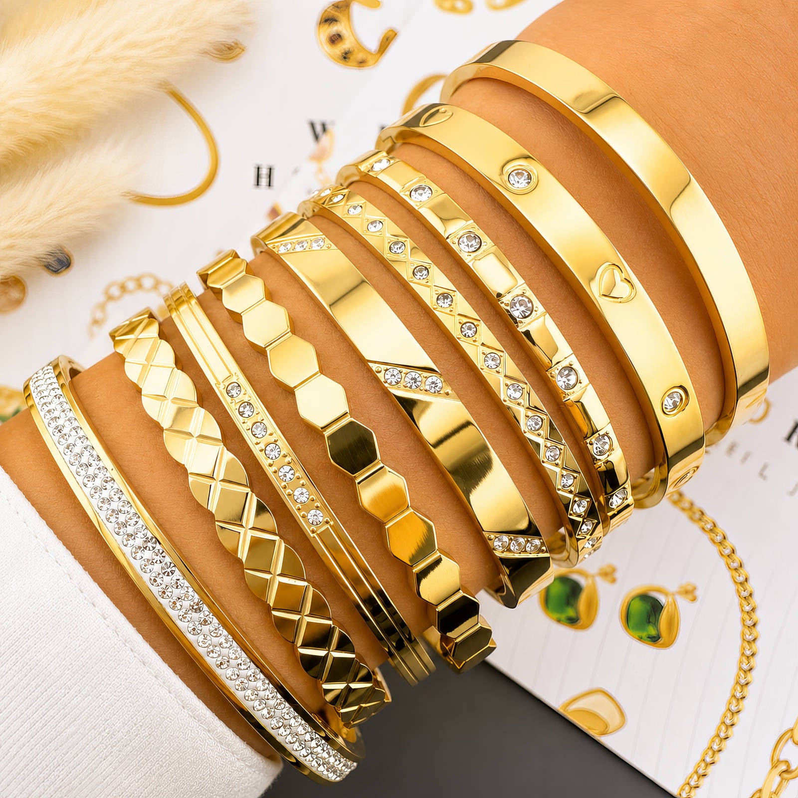 Mehrere LISSE Armreifen, goldfarben, mit Strass und glatten Segmenten