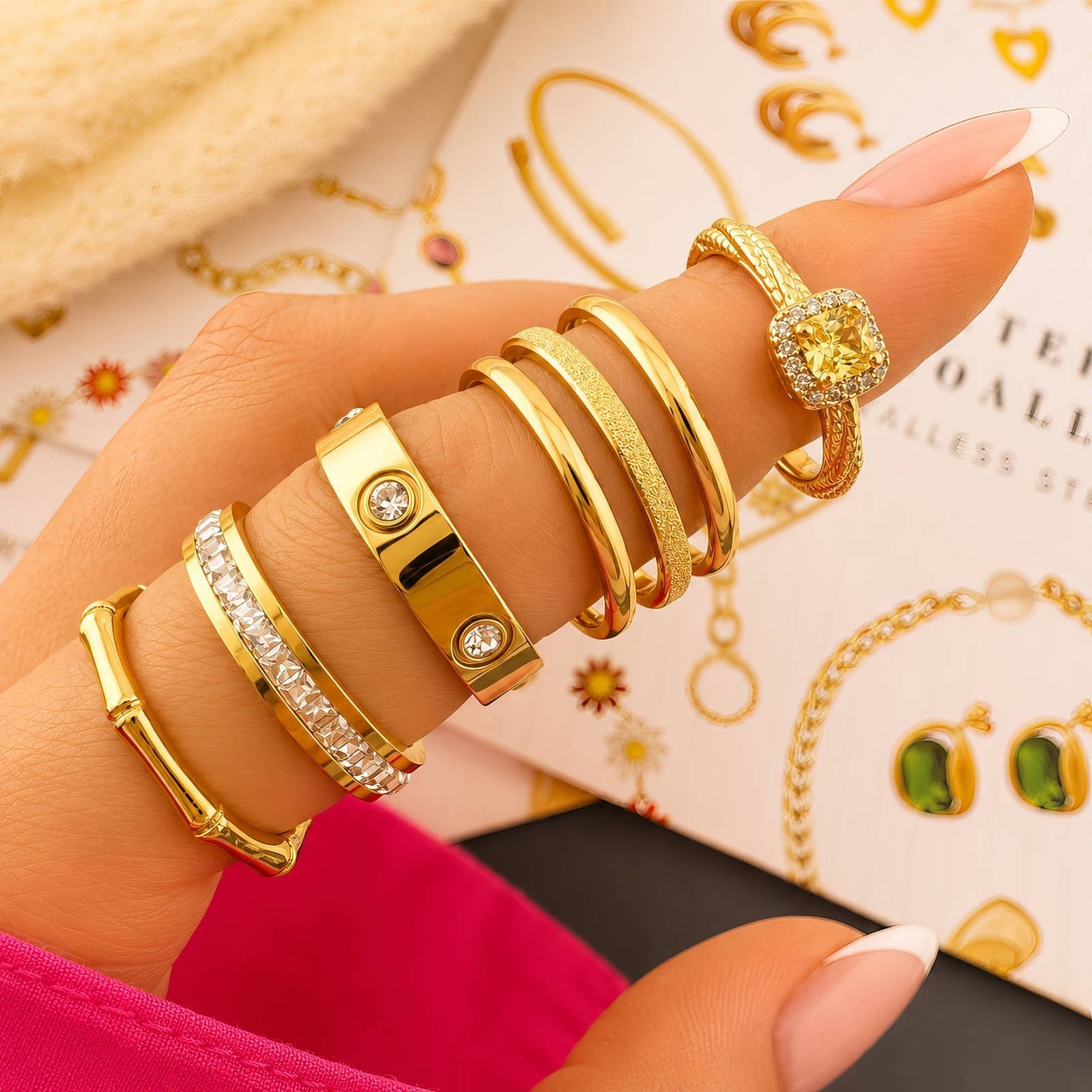 Gestapeltes Ring-Set in Gold: schmale Bänder mit Zirkonia, dazu ein Ring mit großem Stein