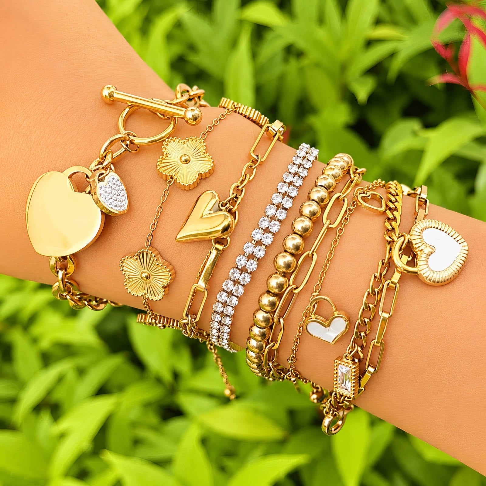 Handgelenk-Armband mit goldfarbener Kette und Tennisband aus Strasssteinen.