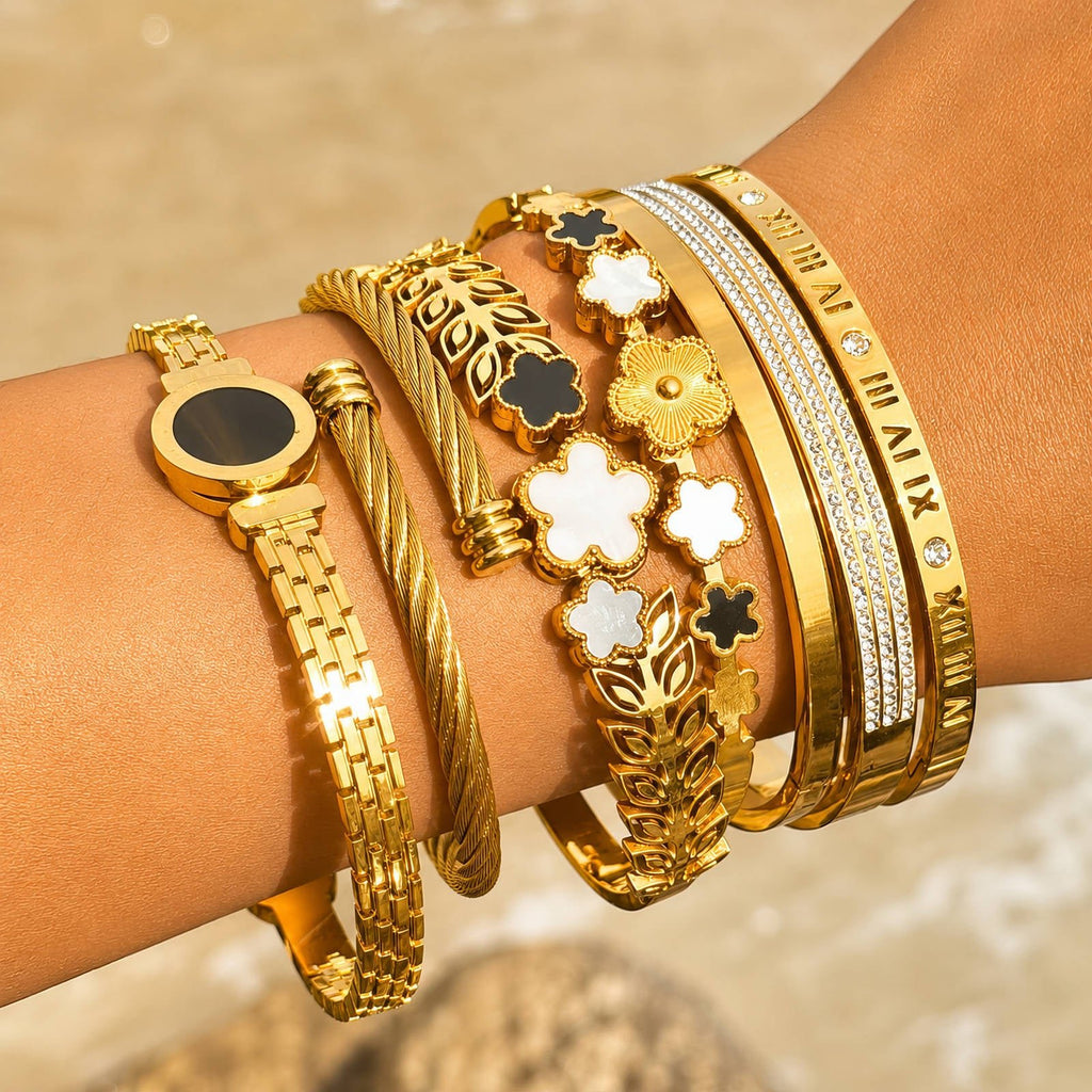 MARA Armreif-Set mit breiten Schmuckelementen, goldfarbene Gravur und Perlmuster