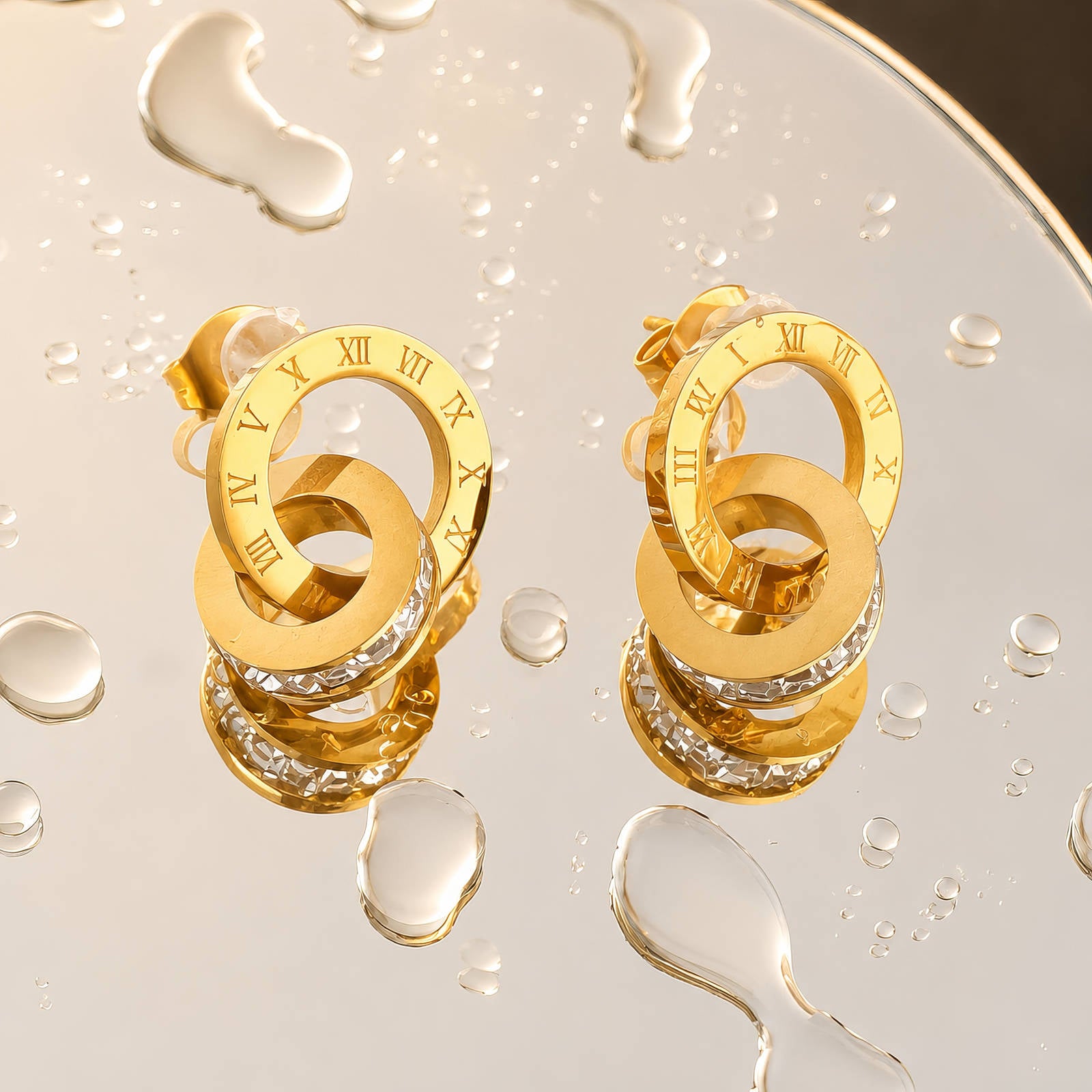 Goldfarbene Ohrstecker mit römischen Ziffern und Steinkranz im Ringdesign