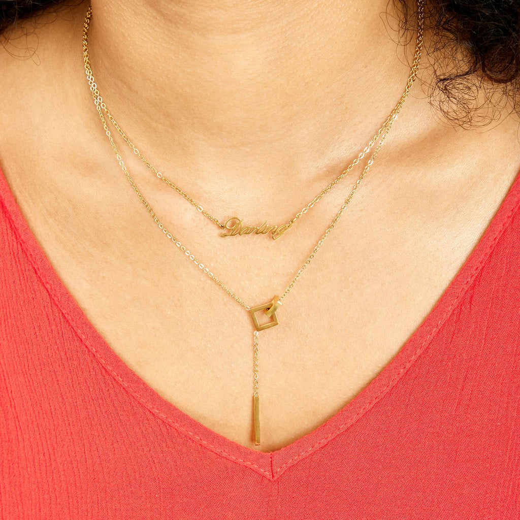 Y-Kette am Hals mit mehreren Symbol-Anhängern in Gold