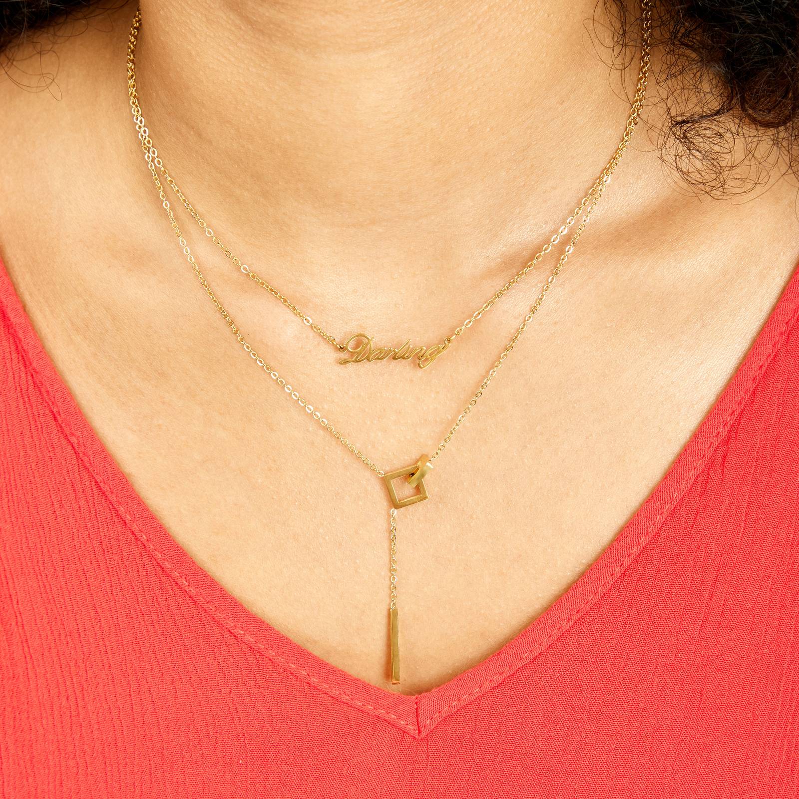 Y-Kette am Hals mit mehreren Symbol-Anhängern in Gold