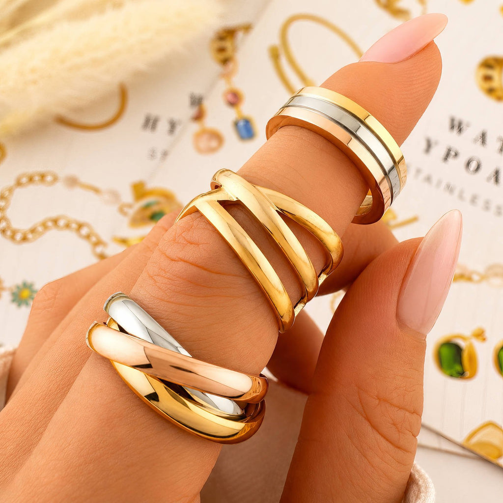 Dreiring-Set am Finger: goldene, silberne und roséfarbene Ringbänder