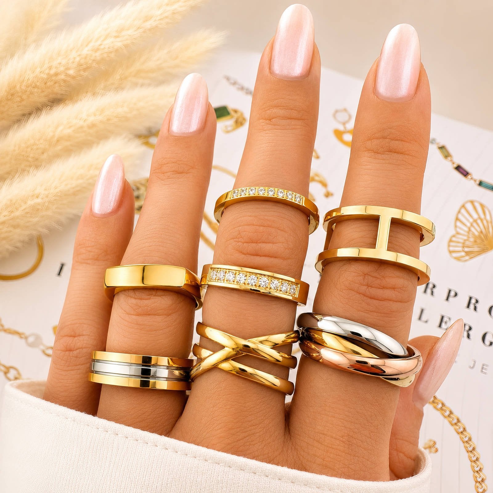 Dreiring-Set mit Ziersteinen und glänzenden Gold-, Silber- und Rosébändern