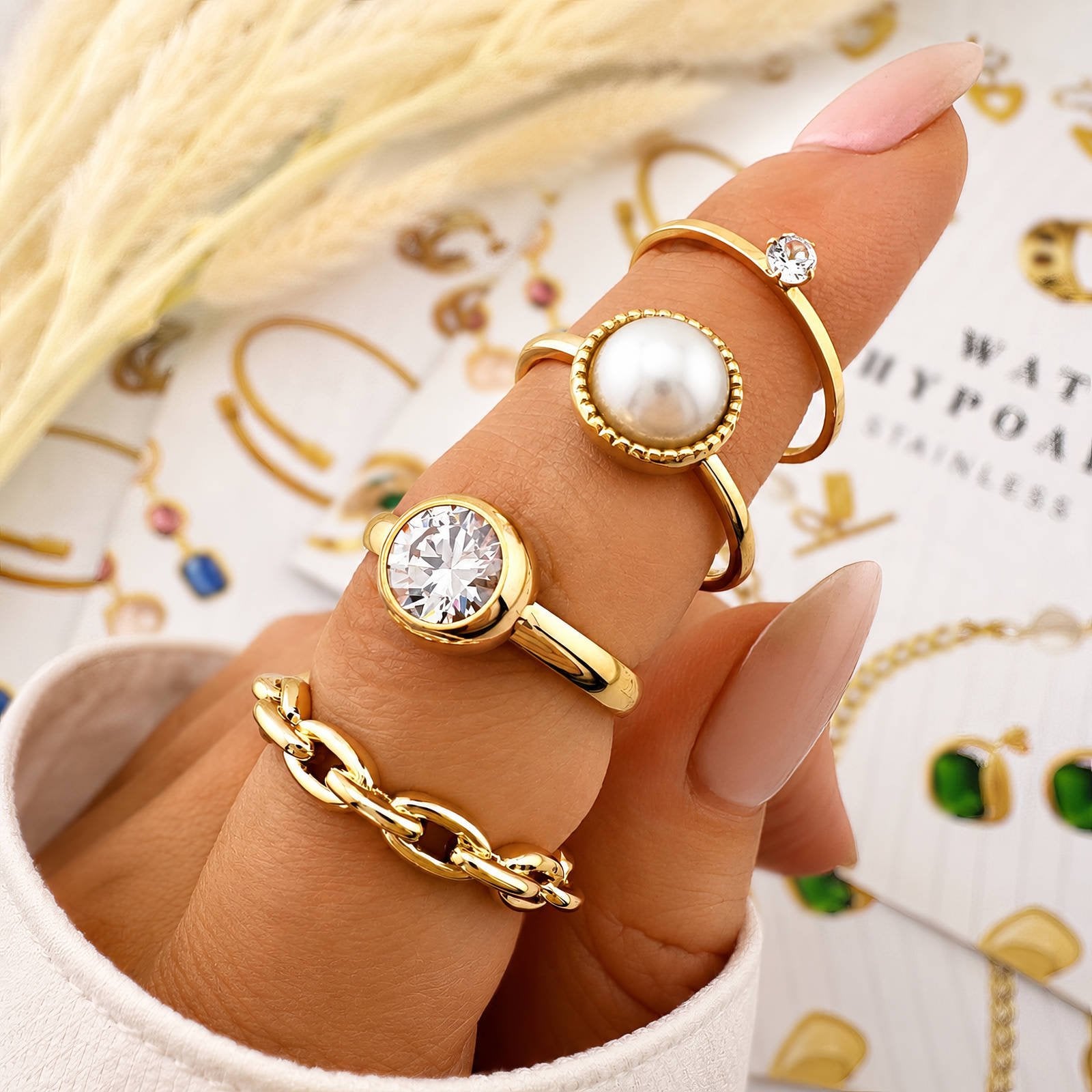 Goldfarbener Ring mit großem rundem Stein in Zargenfassung