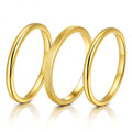 Drei goldfarbene Ringe im Set, glatte Designs ohne sichtbaren Steinbesatz