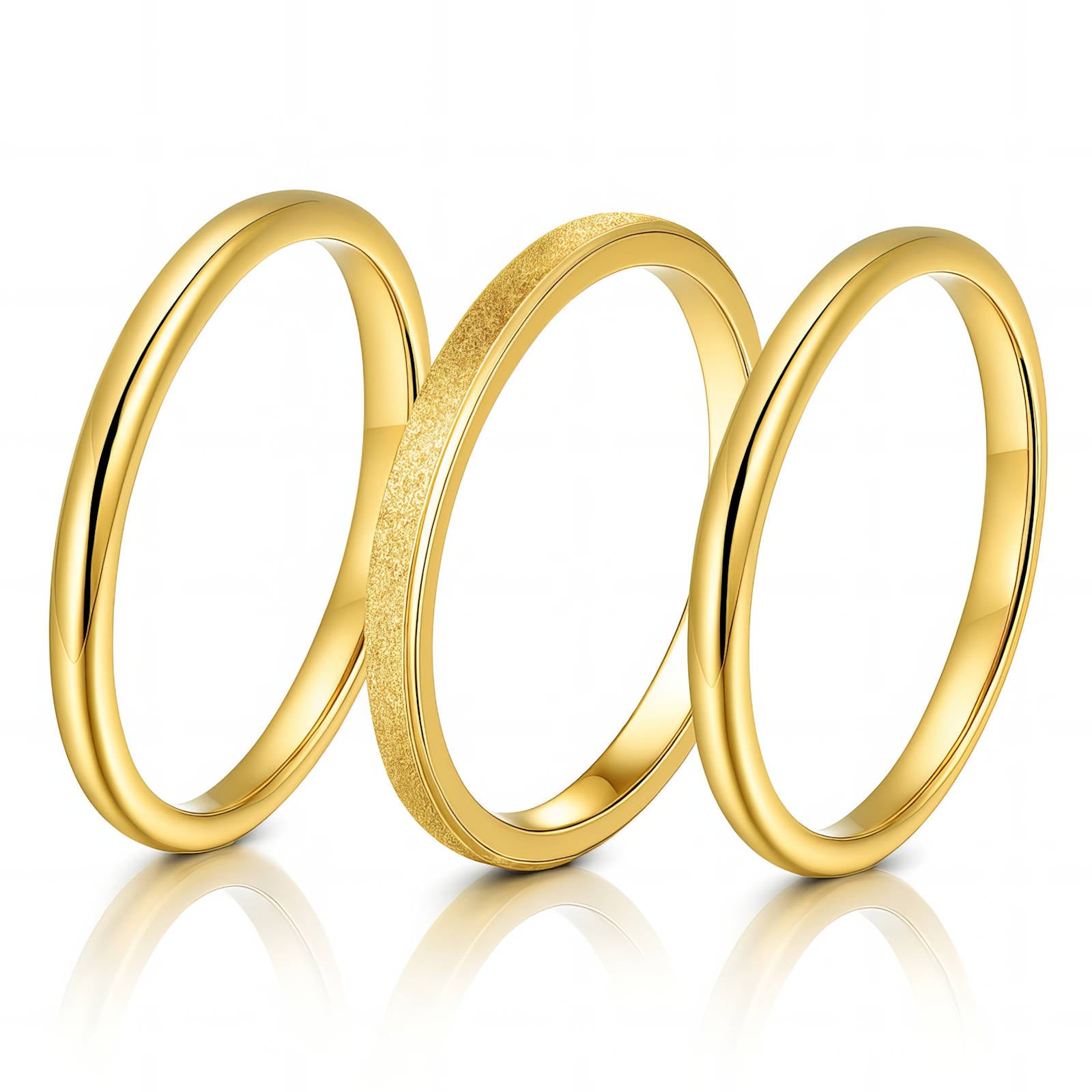 Drei goldfarbene Ringe im Set, glatte Designs ohne sichtbaren Steinbesatz