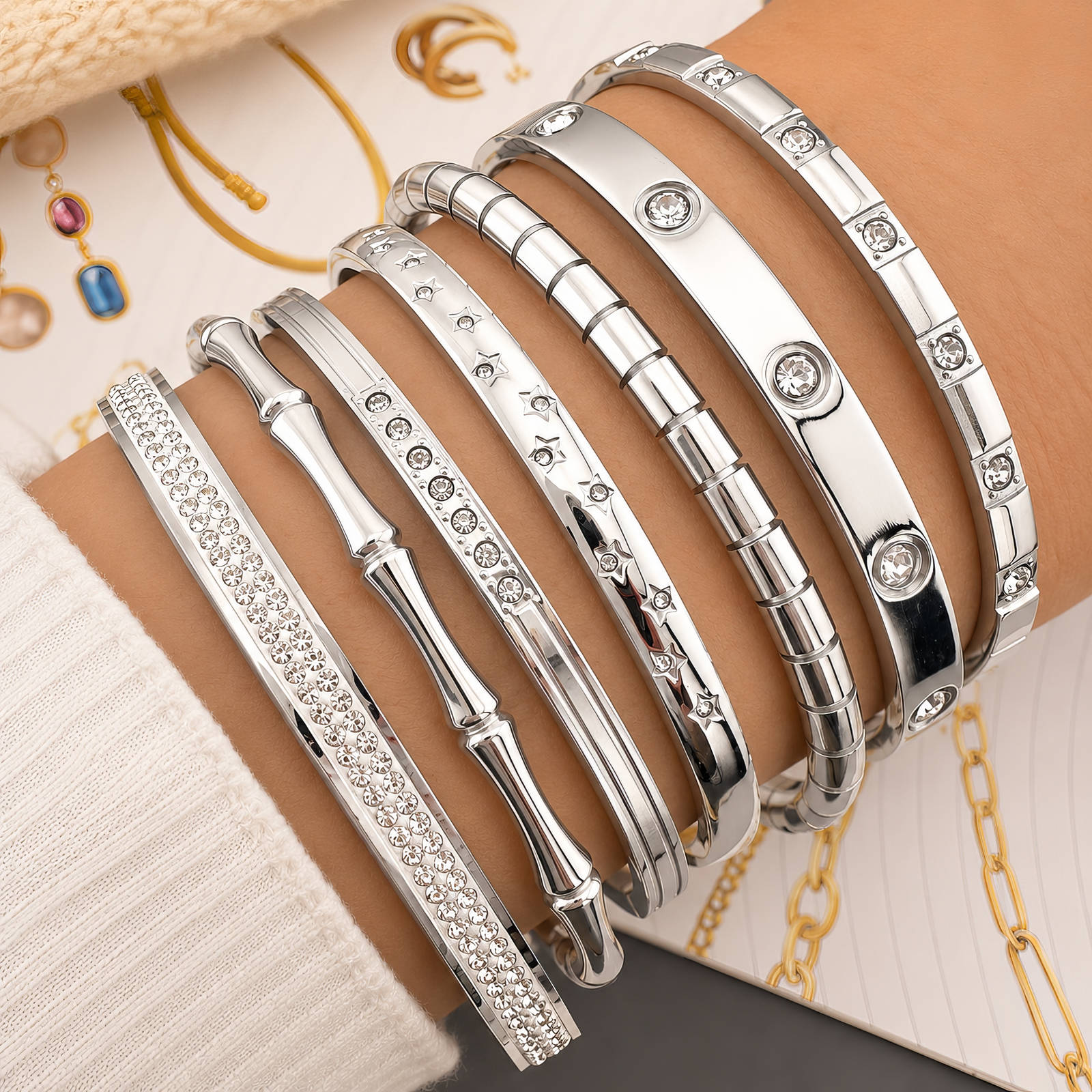 Mehrreihiger Armreif-Set in Silber mit Strass und Gravur, glänzend
