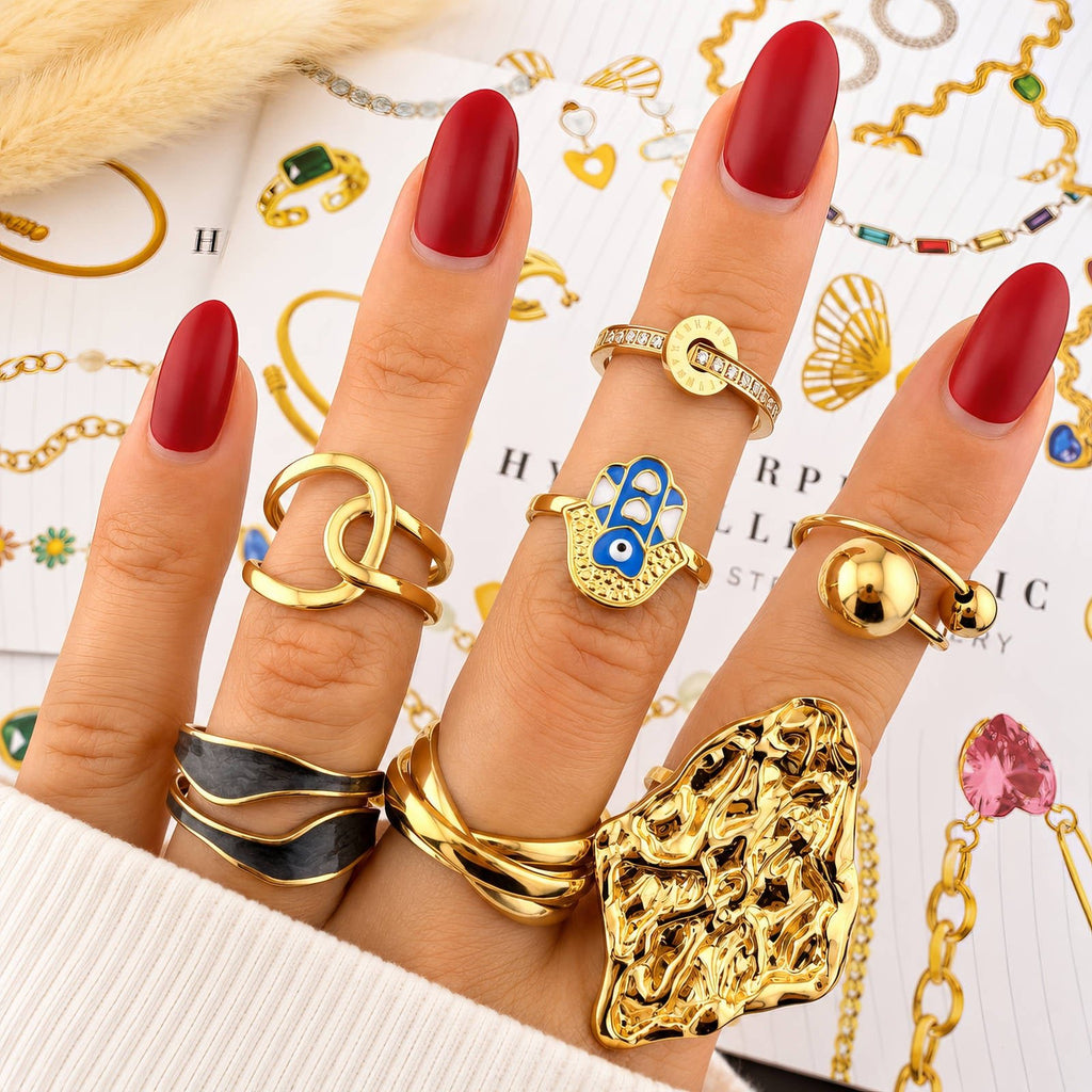 Goldfarbener Ring mit blauem Auge-Detail und Zirkonia-Besatz