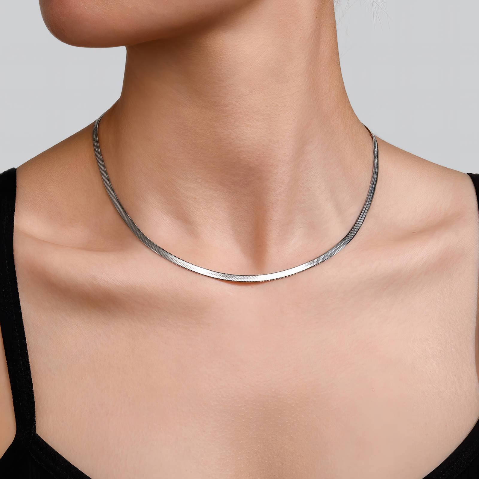 SERA Kette aus Edelstahl, feiner Gliederreif am Hals, silberfarbener Look