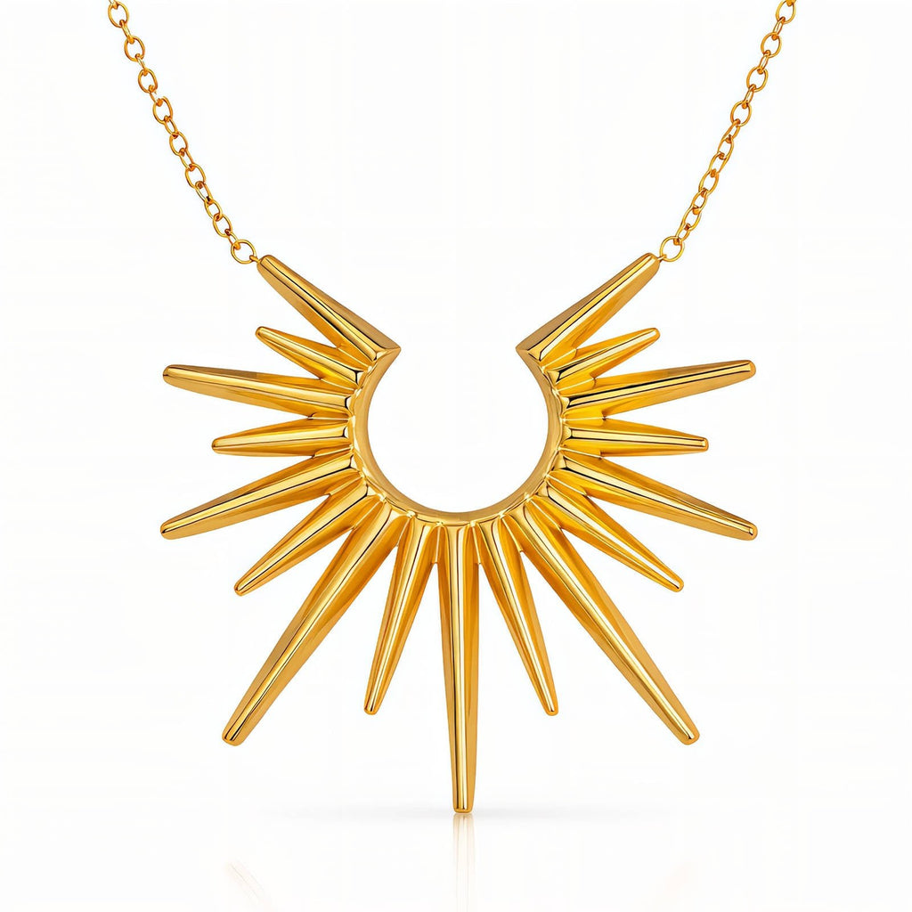 Goldfarbene Kette mit Sonnen-Anhänger im Strahlen-Design