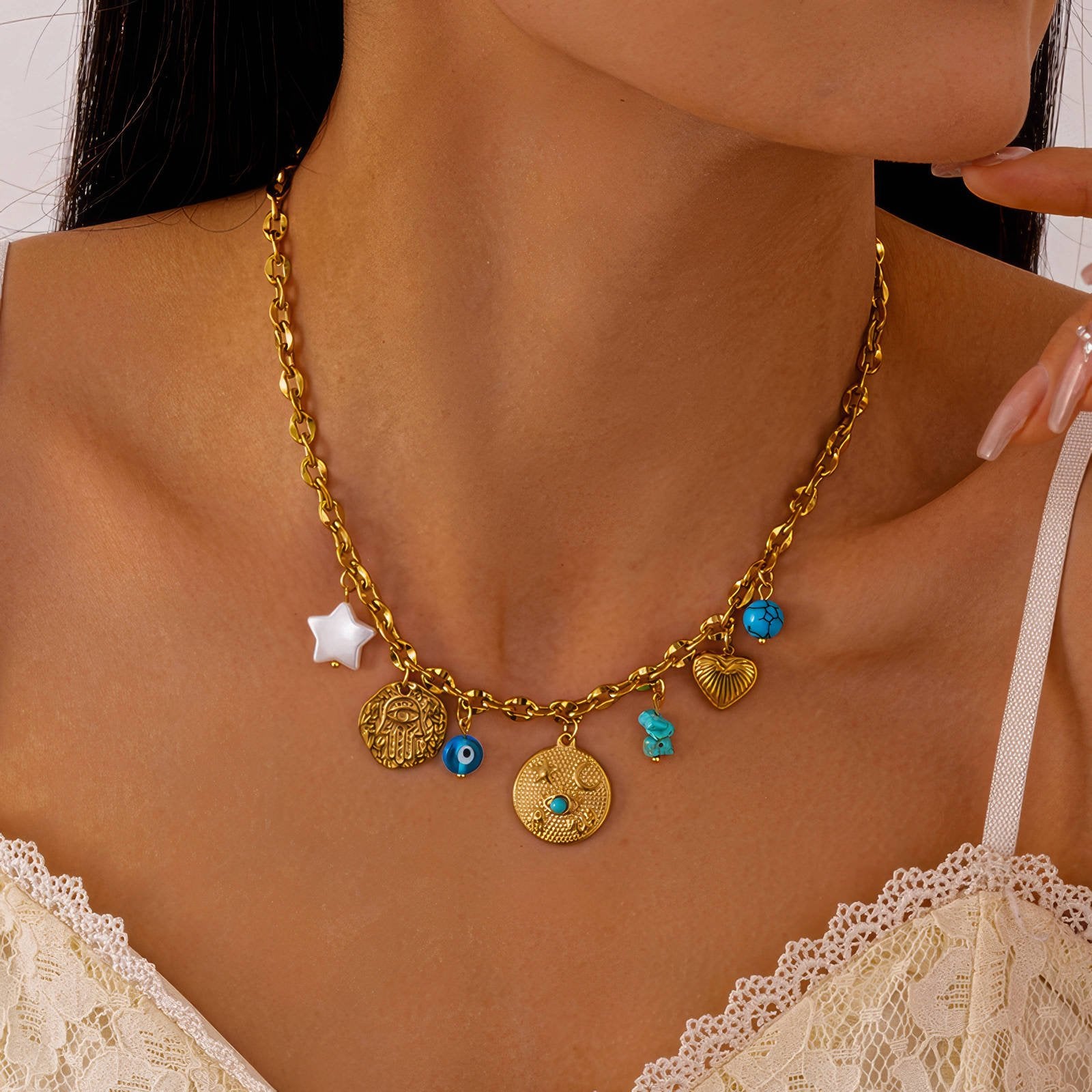 Charm-Kette am Hals mit türkisen Augen, Stern und Herz-Anhängern, goldfarben