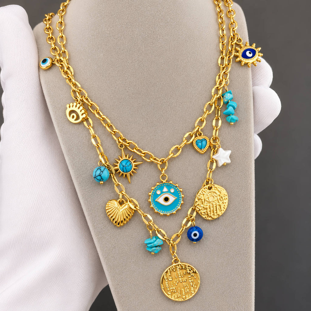 Goldfarbene Charm-Kette mit rundem Auge, kleinen türkisfarbenen Anhängern, Sternen