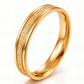 Vergoldeter Ring (18K) mit funkelnder Steinkante und glatter Goldoberfläche