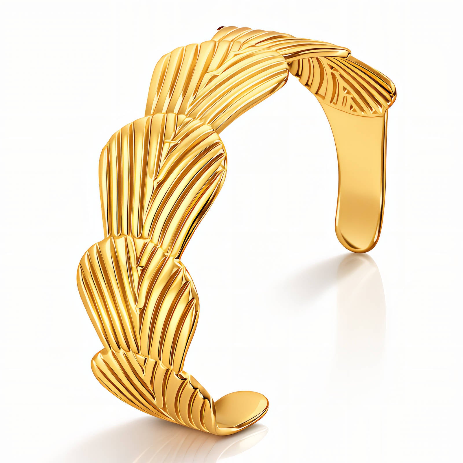 Maris Armreif aus vergoldetem Stahl mit geripptem, gebogenem Streifenmuster in Gold