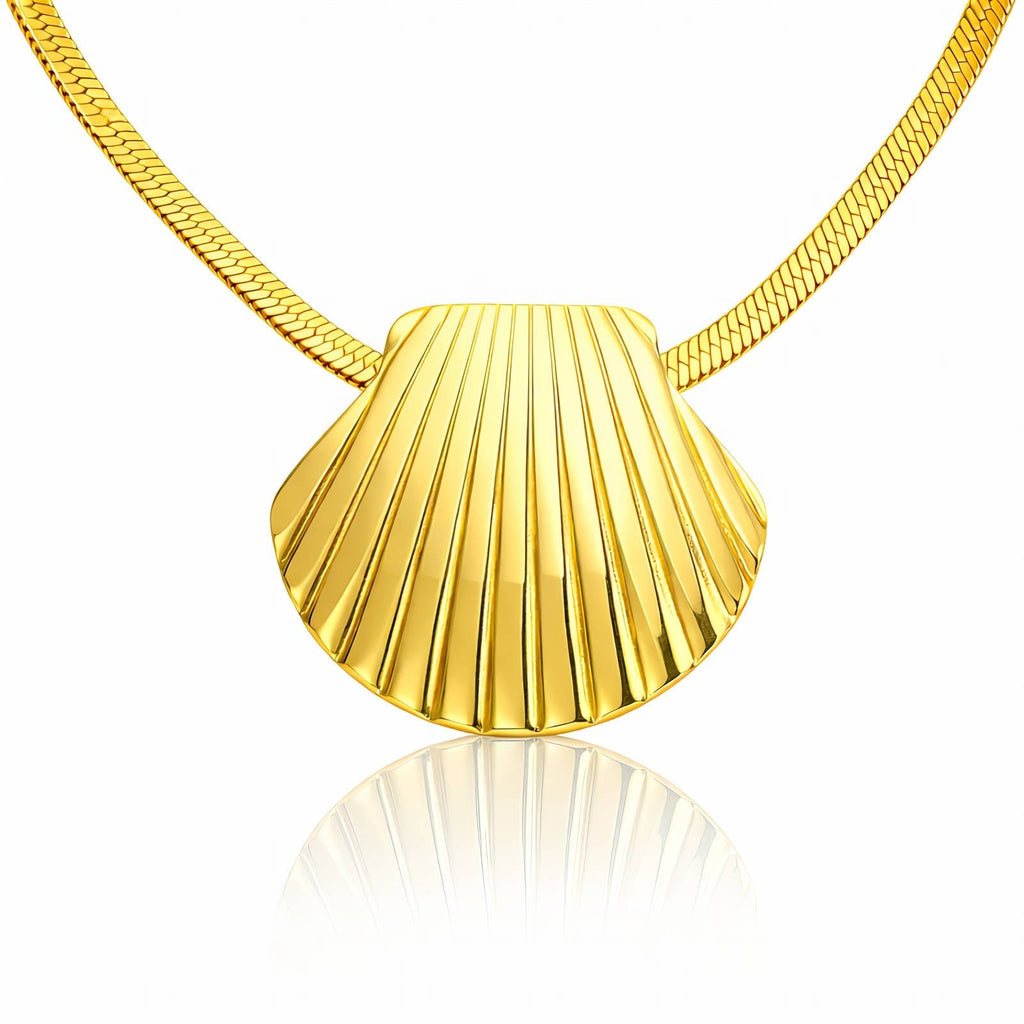 Goldfarbene Maris Halskette mit geripptem Muschel-Anhänger und Gliederkette