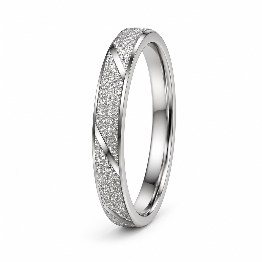JOURÉ ROSÉA Ring in Silber mit fein strukturierter Oberfläche und glänzenden diagonalen Linien auf weißem Hintergrund.