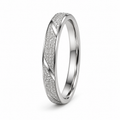 JOURÉ ROSÉA Ring in Silber mit fein strukturierter Oberfläche und glänzenden diagonalen Linien auf weißem Hintergrund.