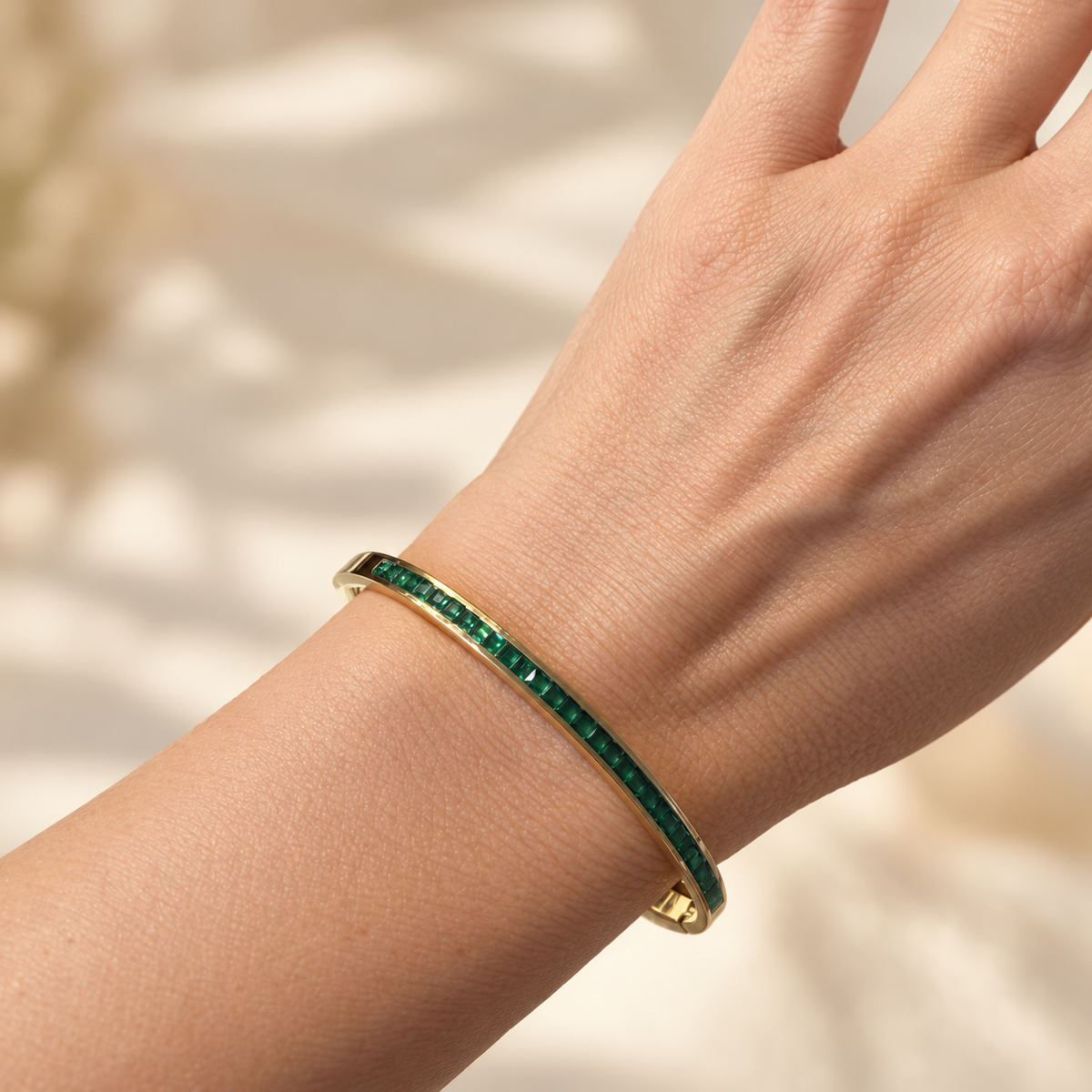 ESMERA Armreif von JOURÉ – 18K PVD-vergoldeter Edelstahl Armreif, Detailansicht
