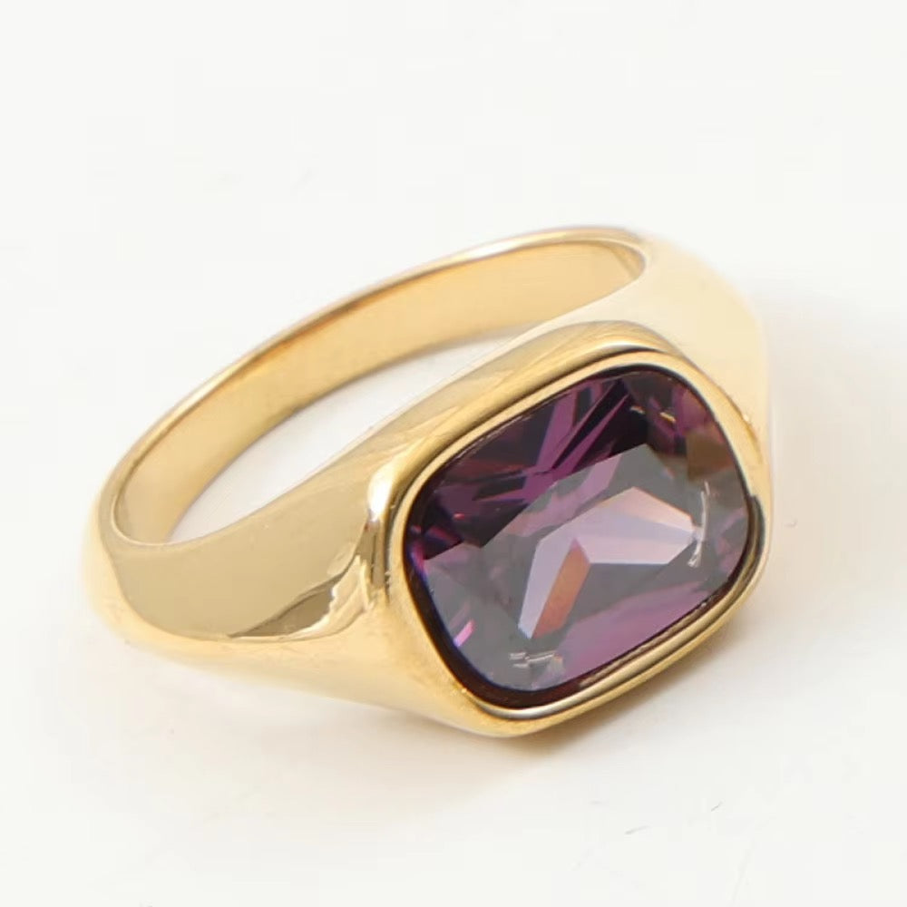 CORA Statement-Ring – goldener Ring mit violettem Zirkonia, vergoldeter Edelstahl