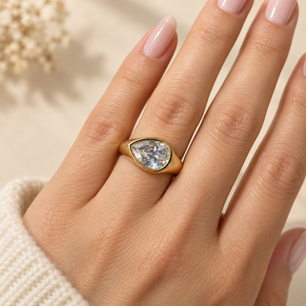 CORA Statement-Ring mit klarem Zirkonia am Finger getragen, vergoldeter Edelstahl