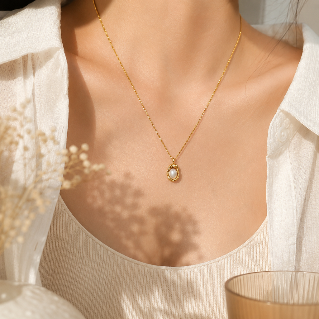 Elvia Halskette getragen – elegante Goldkette für Damen aus Edelstahl | JOURÉ