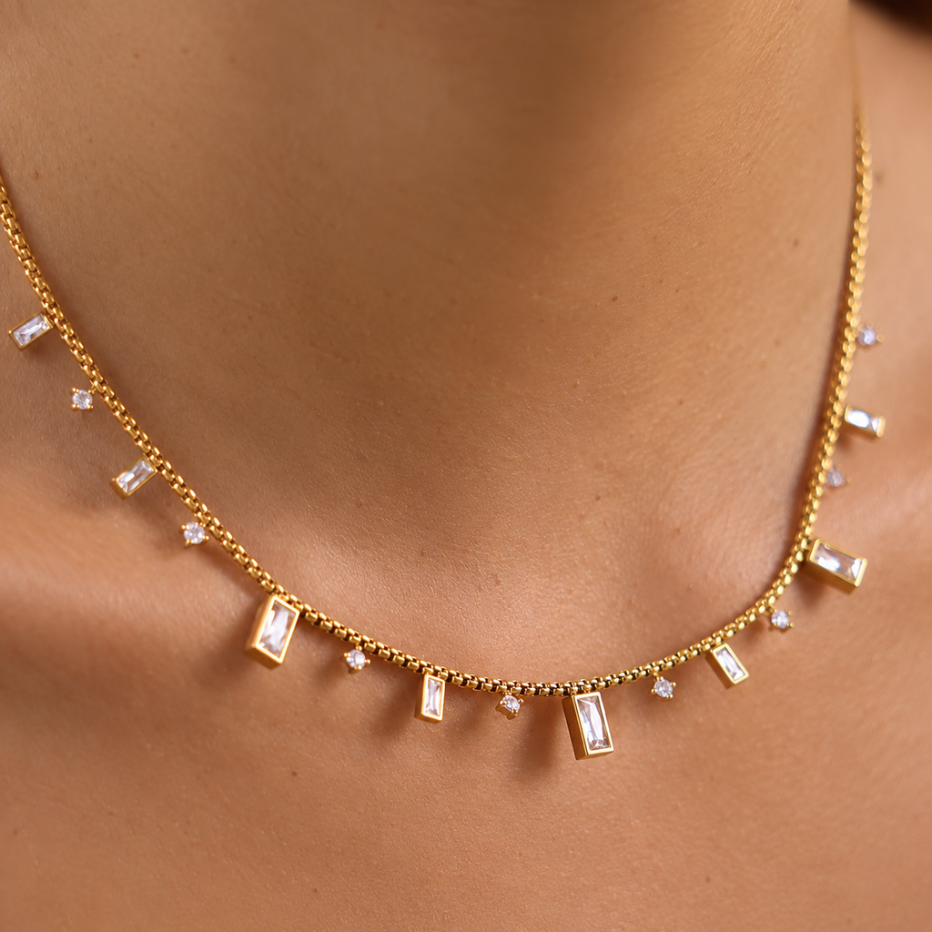 Halskette Alma in Gold mit Zirkonia-Steinen am Hals getragen