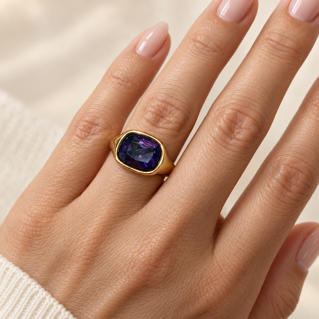 CORA Statement-Ring mit violettem Zirkonia am Finger getragen, vergoldeter Edelstahl