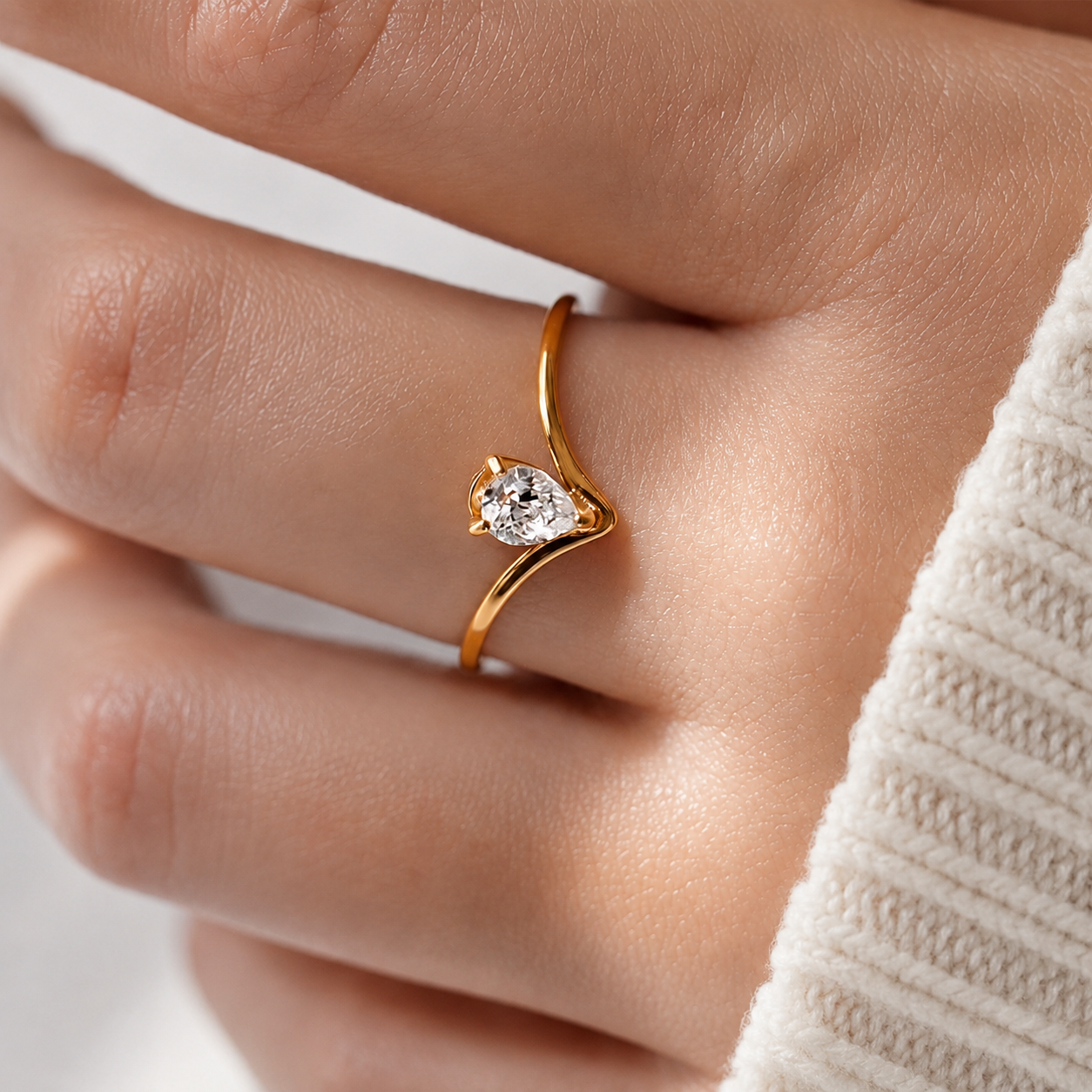 Vélia Ring Detailansicht – zeitloser Ring mit feiner Struktur | JOURÉ