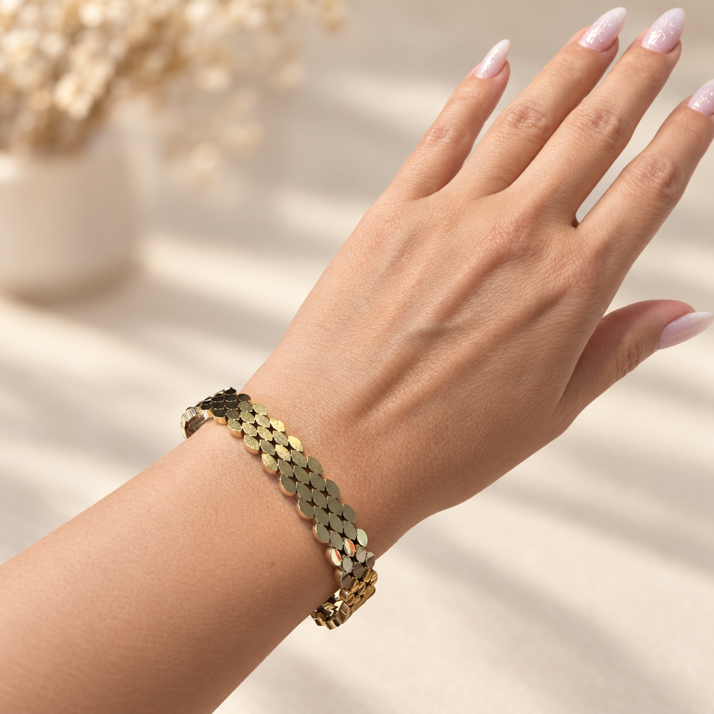 DORÉA Armreif von JOURÉ – 18K PVD-vergoldeter Edelstahl Armreif, Detailansicht
