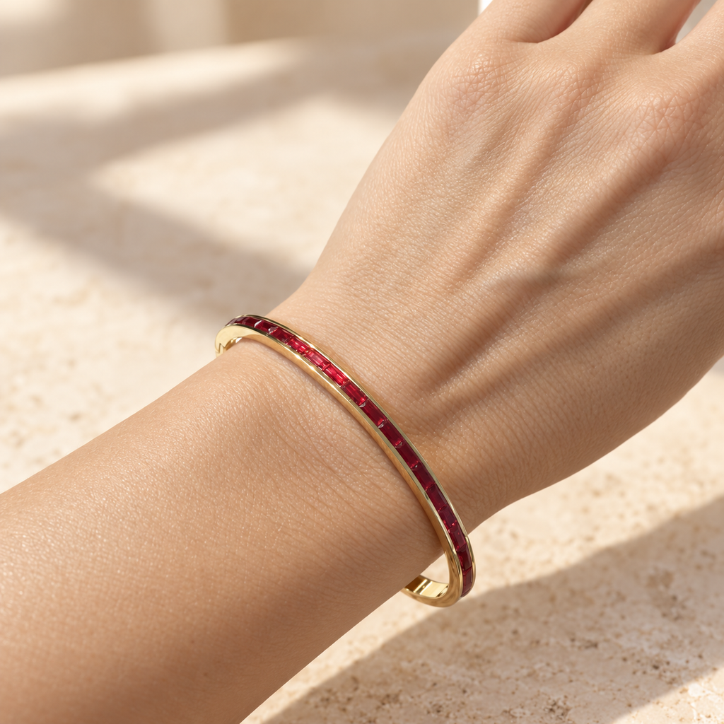 RUBINA Armreif von JOURÉ – 18K PVD-vergoldeter Edelstahl Armreif, Detailansicht
