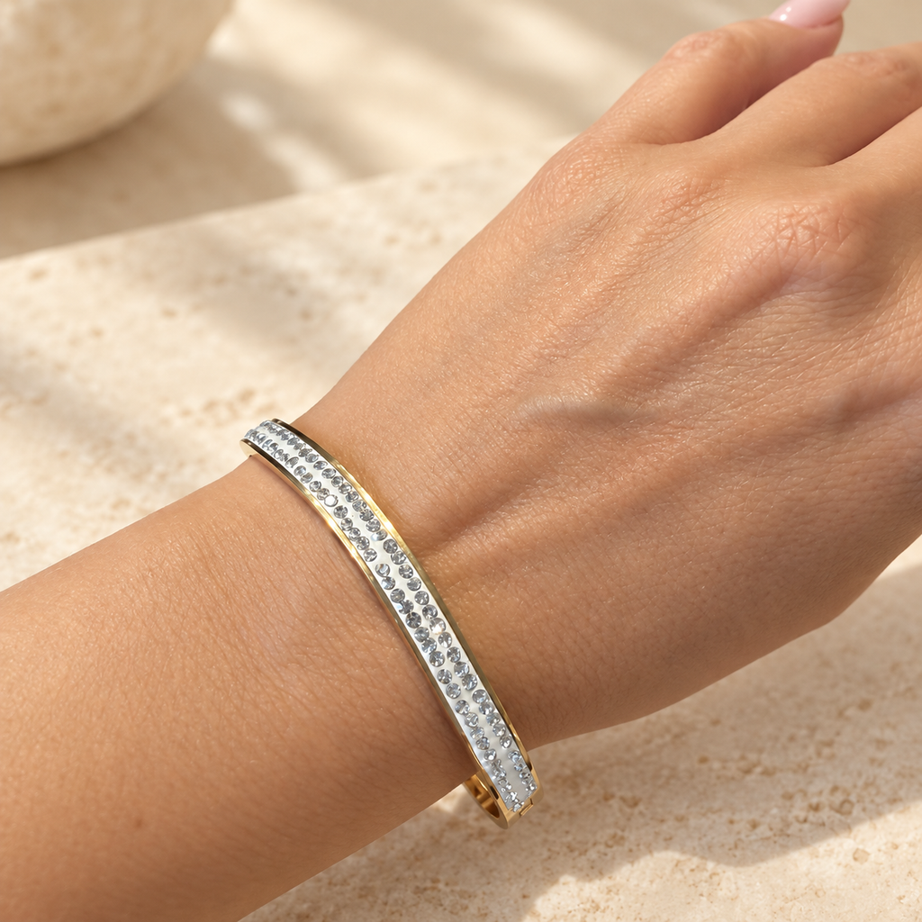 BRILLA Armreif von JOURÉ – 18K PVD-vergoldeter Edelstahl Armreif, Detailansicht
