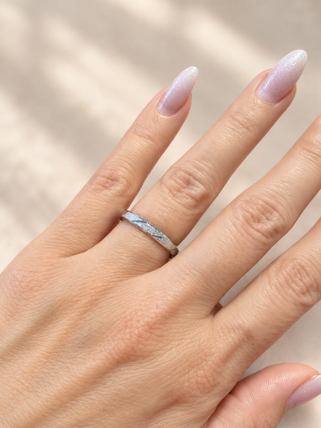 Silberfarbener JOURÉ ROSÉA Ring mit strukturierter Oberfläche und diagonalen Glanzlinien.