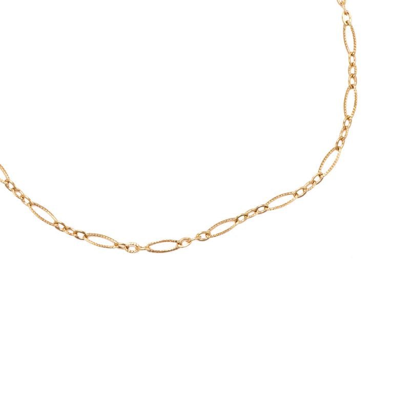 Goldfarbene Gliederkette mit feinen Verbindungen und runder Schmuckkante, Detail